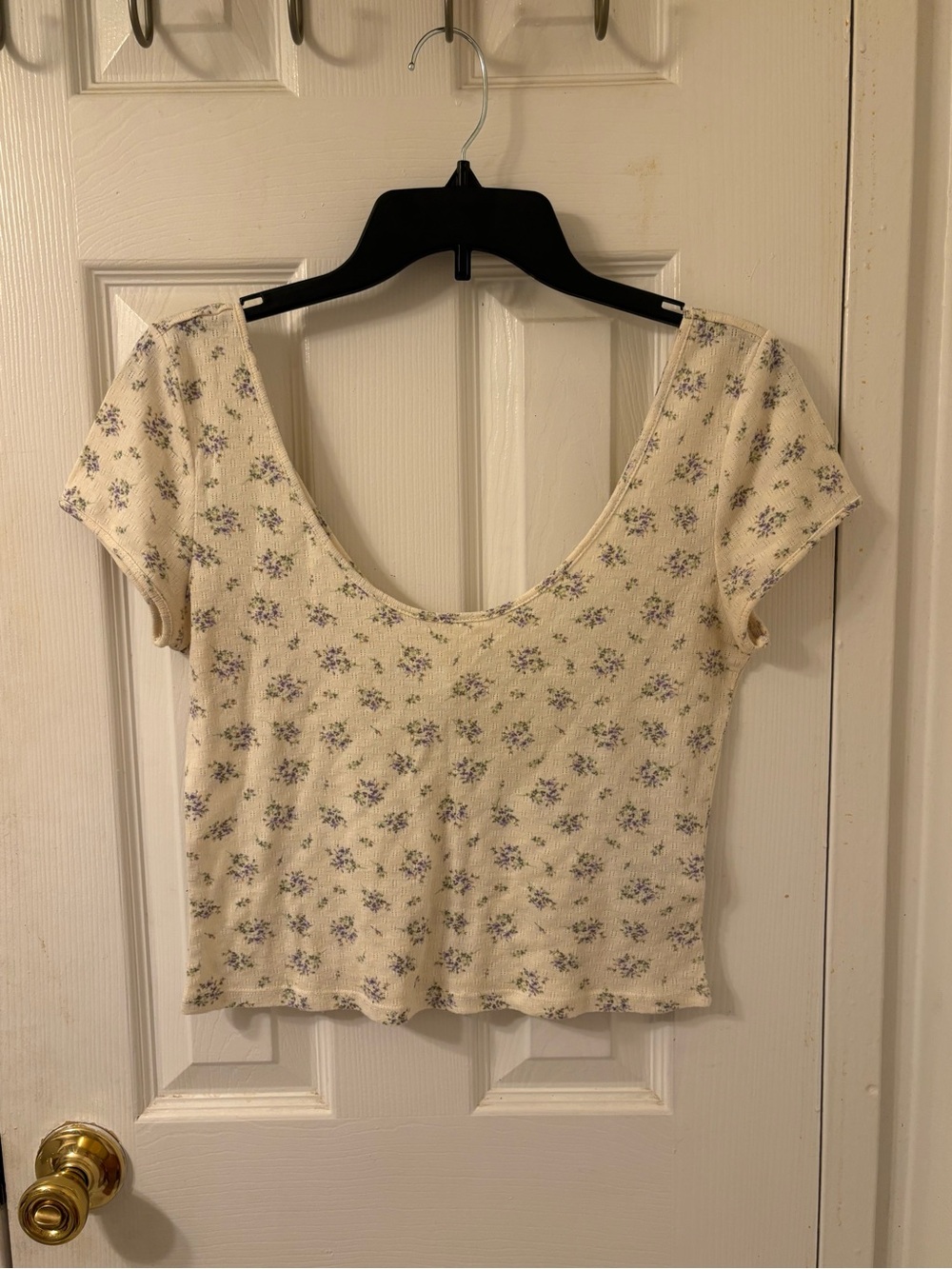 H&M Cream Cropped Scoop Neck Top with Lavender Floral Print
